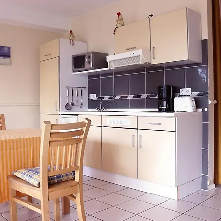 Apartment Gemütliche Meerblick-ferienwohnung: Strandnah Mit Terrasse Und Parkplatz