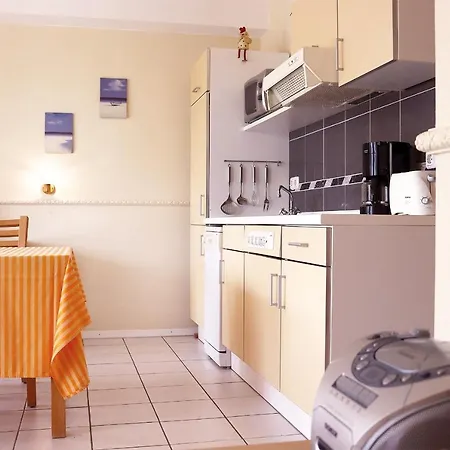 Apartment Gemütliche Meerblick-ferienwohnung: Strandnah Mit Terrasse Und Parkplatz